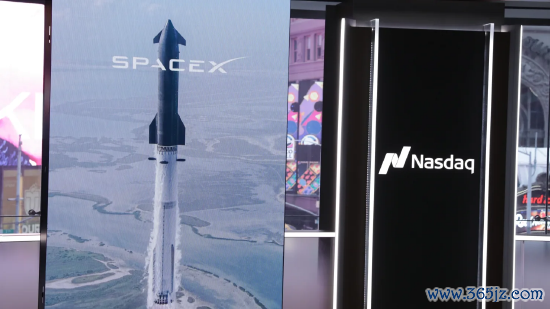2026 年 6 月 12 日，纽约纳斯达克来回广场竖起 SpaceX 上市宣传标志。